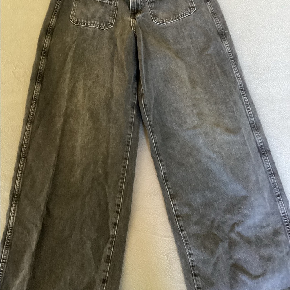 Old Navy High-Rise baggy wide leg black wash jeans SZ 8
Waist 14”
Inseam 28”